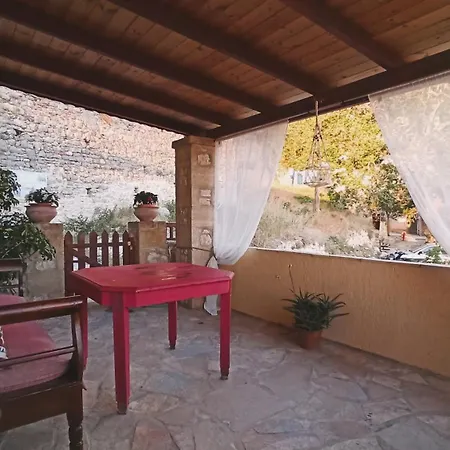 το αρχοντικό του κάστρου *